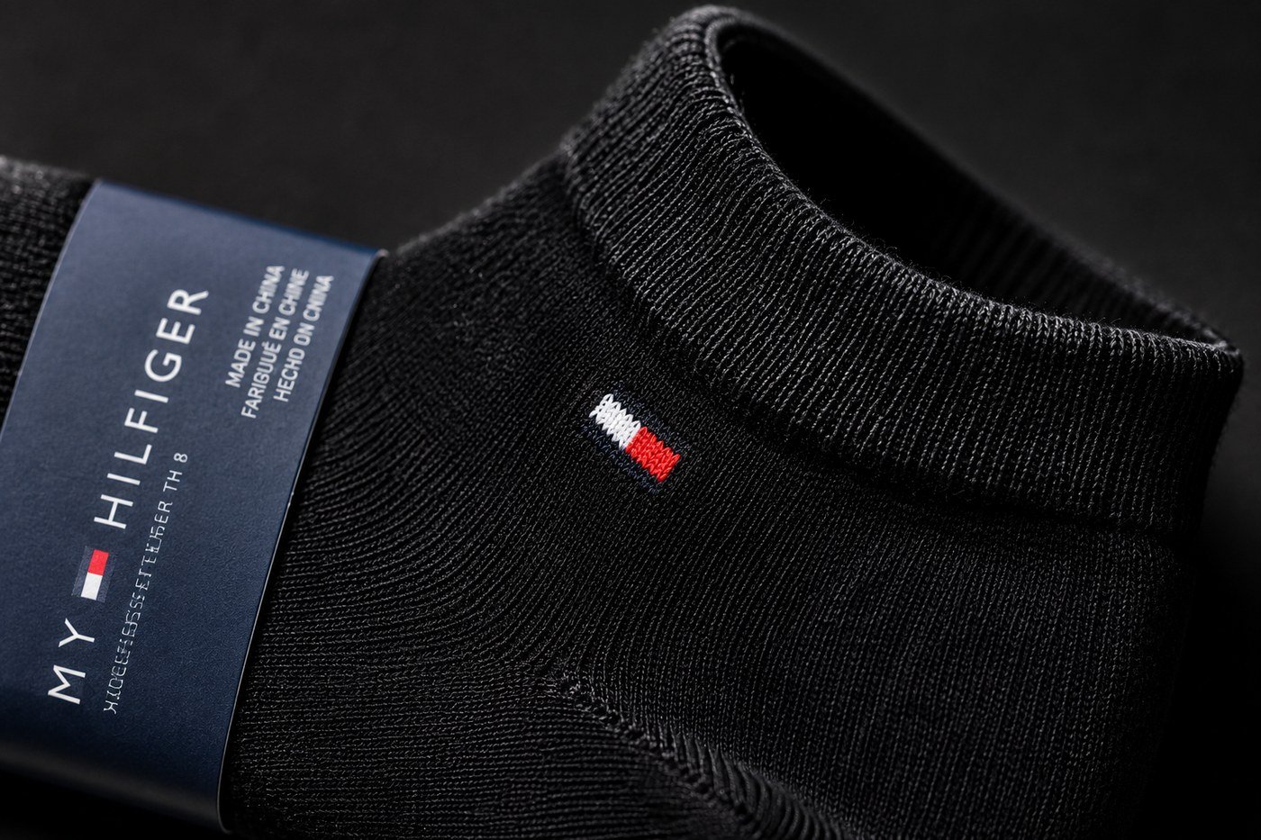 Detalle macro de la bandera bordada Tommy Hilfiger