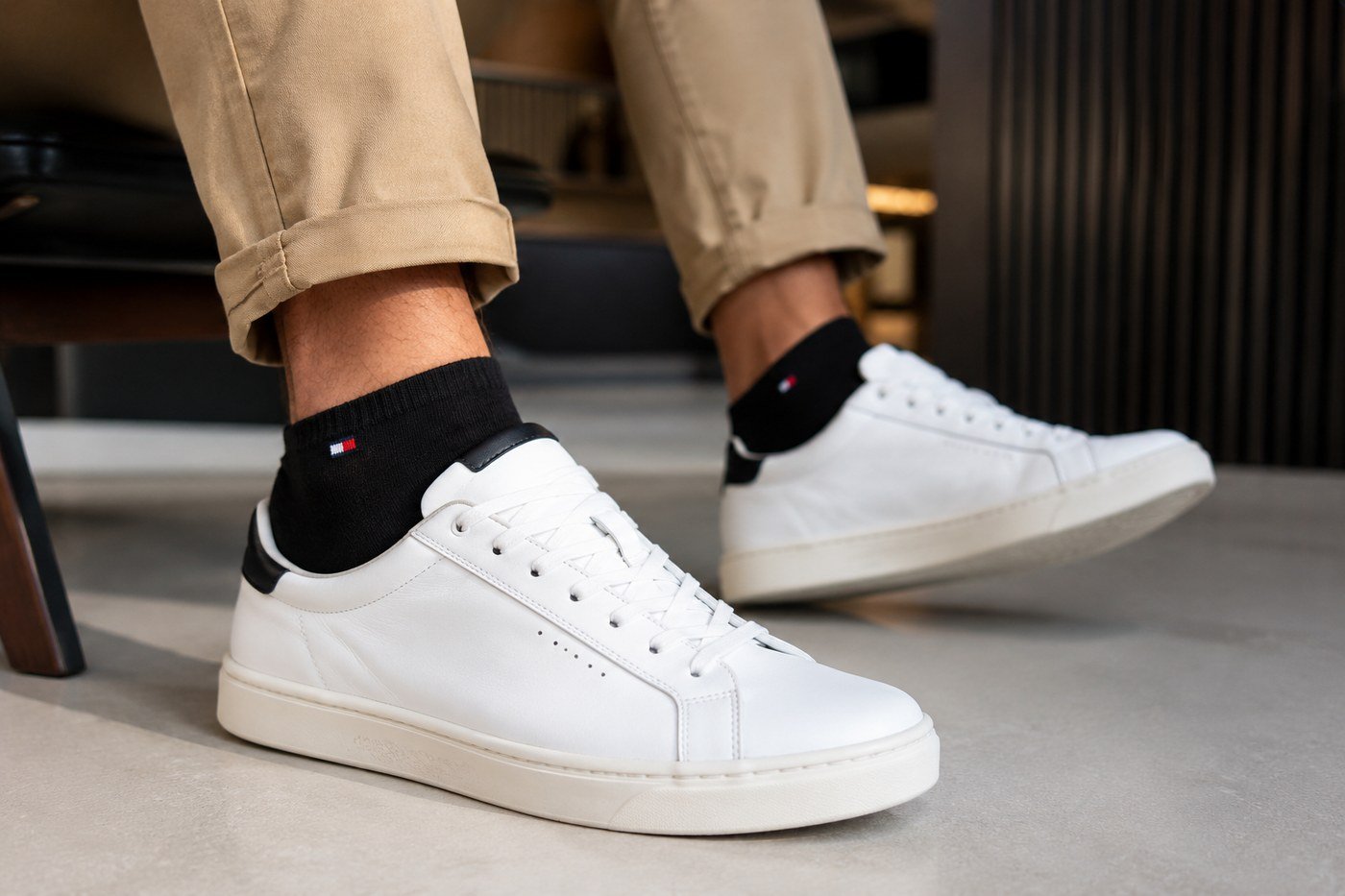 Tommy Hilfiger en uso con tenis blancos